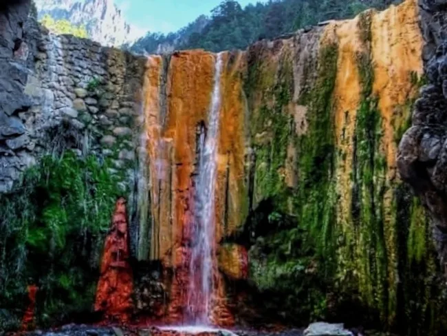 La Cascada de Colores es un gran ejemplo de cosas que ver en la naturaleza de la Palma.