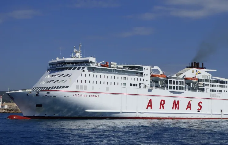 Ferry de Naviera Armas que va de canarias a península y viceversa.