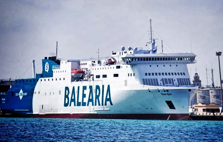 Ferry de Fred Olsen que hace el trayecto Canarias a península y península a Canarias.