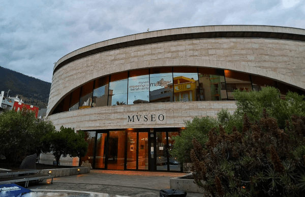 Muestra el museo benahoarita de la Palma