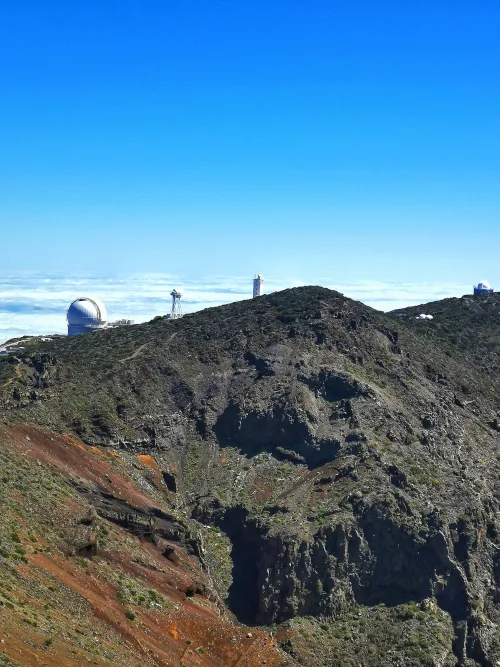 Vista de cinco telescopios del observatorio astrofísico de la Palma.