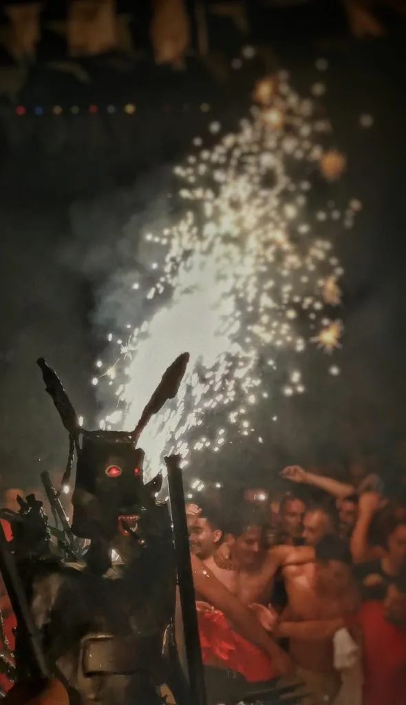 Muestra el fuego y la figura del diablo en la danza del diablo de las fiestas de Tijarafe, en la isla de la Palma.