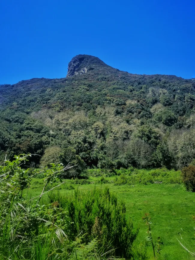 Muestra el Roque Niquiomo desde su base.