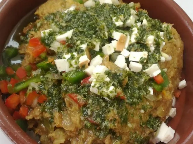 Muestra un plato de escaldón de gofio de un conocido restaurante en la Palma.