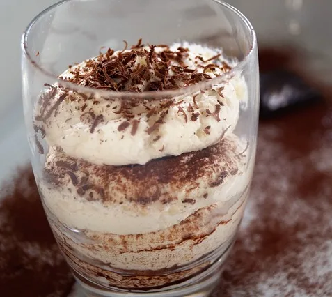 Mostrar el ejemplo de una mousse de gofio en la Palma, acompañada con chocolate rayado.