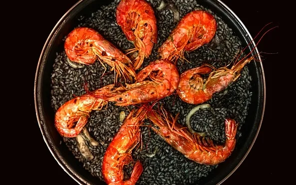 Paella de arroz negro.