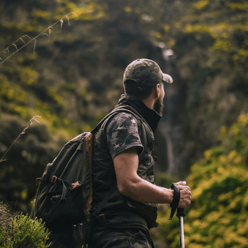 Muestra a un chico haciendo senderismo y enlaza con la página que habla del senderismo en la Palma.