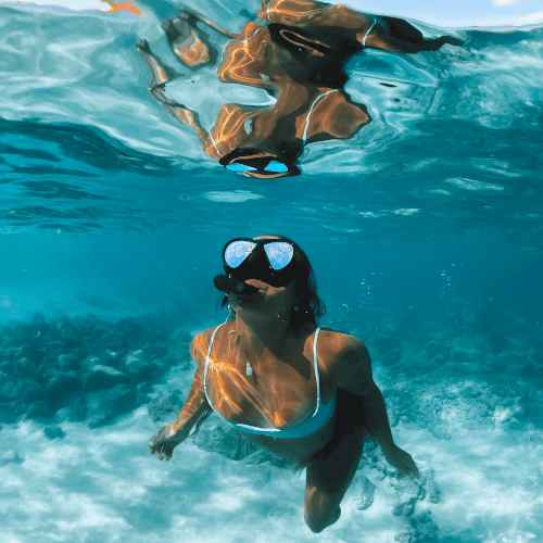 Muestra a una chica realizando snorkel en la Palma y enlaza con la página en la que se explica el snorkel en la isla.