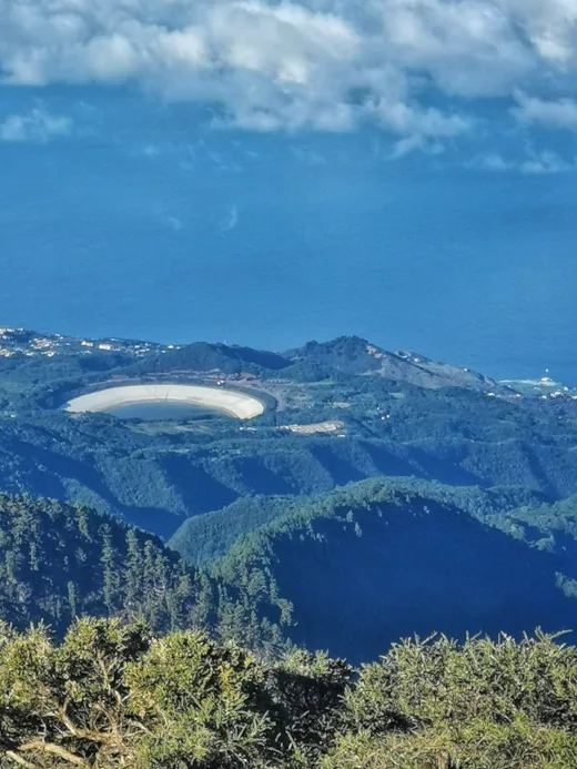 La laguna de Barlovento vista desde arriba, rodeada de las sendas, pistas y barrancos que componen sus rutas.